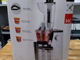 une boîte contenant un extracteur de jus posée sur une table