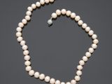 un collier de perles de culture et de diamants