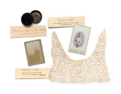 une photo d'un haut de soutien-gorge pour femme et d'autres articles