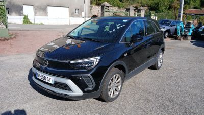 une voiture noire garée dans un parking