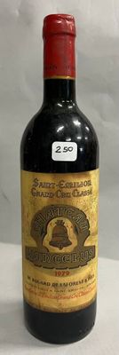 Des bouteilles de vin sont alignées sur une table devant un fond blanc.
