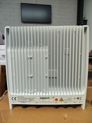 un radiateur blanc posé sur une boîte en carton