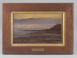 un tableau représentant un coucher de soleil sur un plan d'eau, avec un voilier au loin
