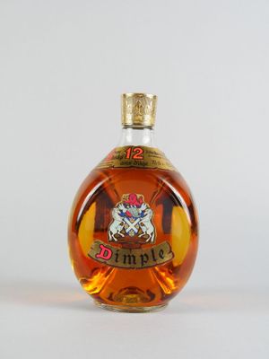 l'image d'une bouteille de whisky posée sur une table