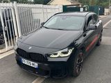 BMW X2 M Performance Pack en noir avec des bandes rouges