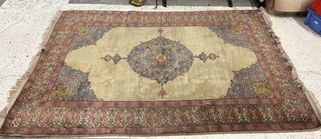 Tapis. 252 x 162 cm. A nettoyer 