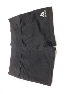 un gros plan d'un pantalon noir posé sur une surface blanche