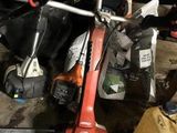 de nombreux outils qui traînent par terre dans le garage
