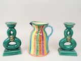 trois vases de couleurs différentes posés l'un à côté de l'autre sur une table