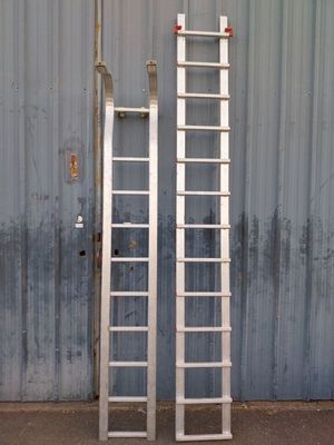 deux échelles appuyées contre un mur