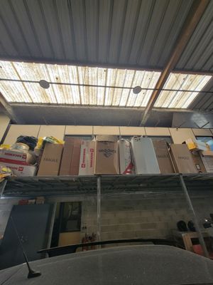 de nombreuses boîtes empilées les unes sur les autres dans un garage