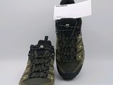 la paire de chaussures de randonnée est posée côte à côte sur une surface blanche