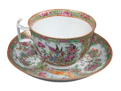 une tasse et une soucoupe posées sur une soucoupe, sur fond blanc