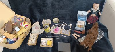 une valise remplie de jouets et d'autres objets sur une couverture bleue