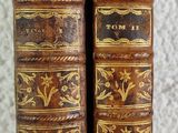 deux vieux livres posés sur une table l'un à côté de l'autre