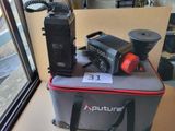 un appareil photo et un flash posés sur une glacière