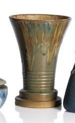 trois vases posés l'un à côté de l'autre sur une surface blanche