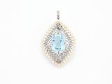 un pendentif composé d'une topaze bleue et d'une perle sur fond blanc