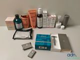 de nombreux types de produits de soins de la peau disposés sur une table