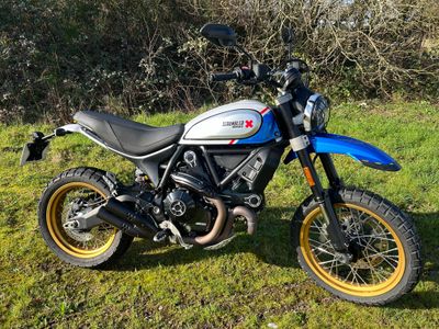 une moto garée sur l'herbe, dans le champ