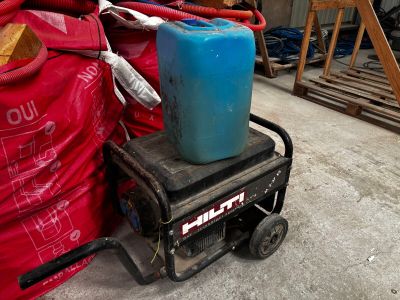 un bac bleu posé sur un chariot, à côté d'un sac rouge