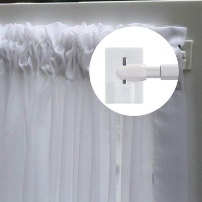 une photo d'un rideau blanc suspendu à une fenêtre