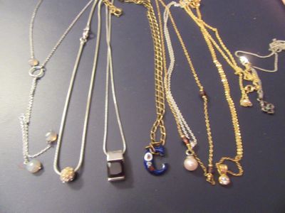 beaucoup de colliers posés sur une table