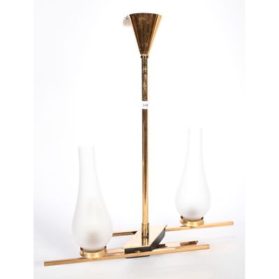 deux vases blancs et un bougeoir en laiton sur fond blanc