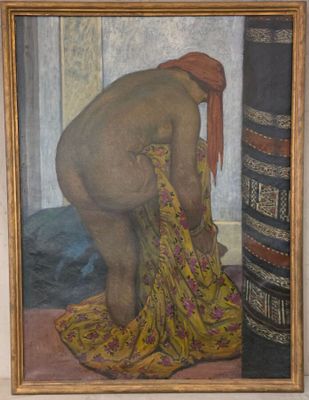 un tableau représentant une femme nue vêtue d'une robe jaune