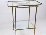 une table d'appoint en laiton et en verre, dotée d'une étagère en verre