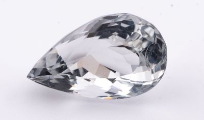 gros plan d'un diamant sur une surface blanche