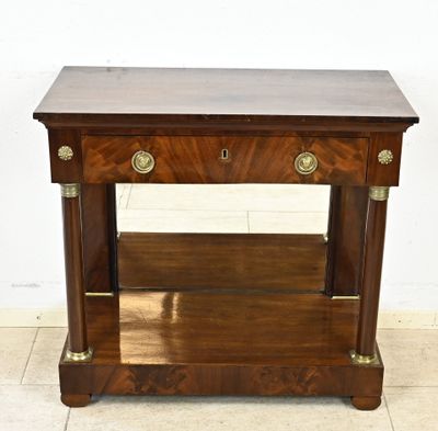 une vieille table en bois surmontée d'un tiroir