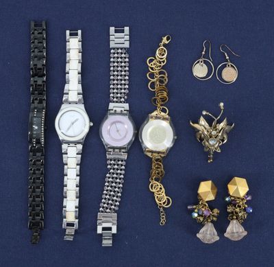 de nombreux bijoux disposés sur une surface bleue