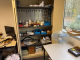 un bureau avec un ventilateur dans un coin de la pièce