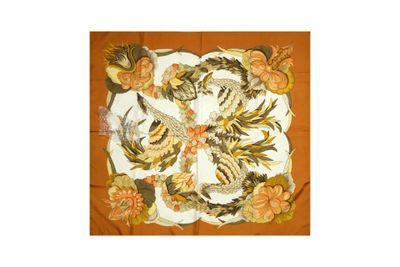 une image représentant une photo d'une nappe ornée d'oiseaux et de fleurs