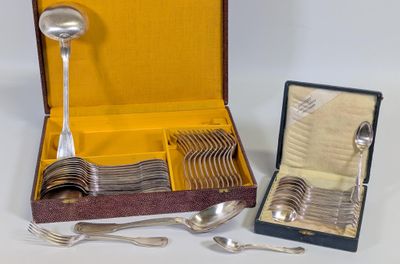 une boîte contenant un service d'argenterie
