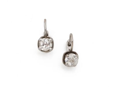 une paire de boucles d'oreilles en diamant sur fond blanc