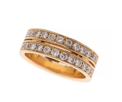 une bague en or et diamants, ornée de trois rangées de diamants