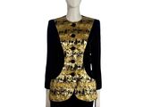 une photo d'une robe de mannequin ornée d'un motif doré et noir