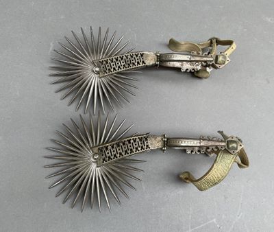 paire de barrettes en métal plaqué argent ornées de motifs en forme d'étoiles rayonnantes