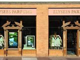 une devanture de magasin avec deux vitrines où sont exposés des vêtements
