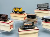 cinq modèles réduits de trains exposés dans une vitrine