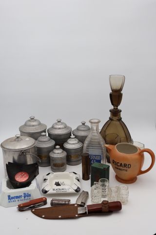 Lot comprenant pots à épice en métal, 1 service à liqueur en verr...