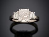 une bague à trois diamants, sertie de diamants taille baguette