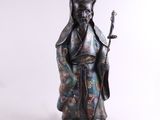 l'image d'une statue d'un homme tenant un bâton