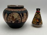 deux vases posés l'un à côté de l'autre sur une table