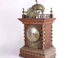 une horloge posée sur une table