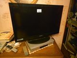 une télévision à écran plat posée sur une table en bois