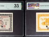 Trois types différents de timbres sont exposés dans une vitrine.