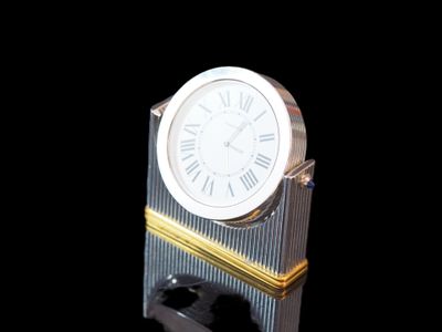 une horloge en argent ornée de chiffres romains